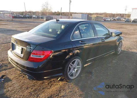 2013 Mercedes-Benz C 300 Sport 4Matic z USA, uszkodzony, nr VIN WDDGF8AB7DR278574